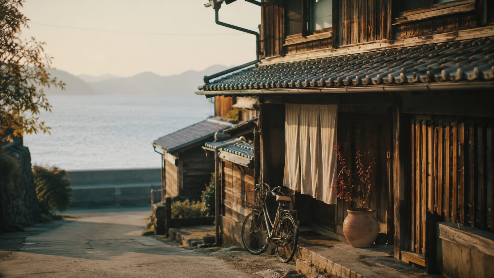 夕暮れの海辺に佇む築90年の古民家ゲストハウス